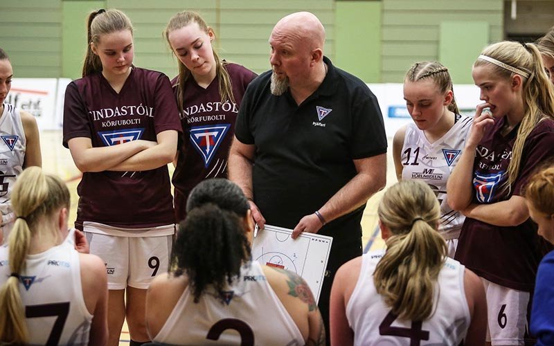 Árnir Eggert fer yfir málin með Stólastúlkum. MYND: HJALTI ÁRNA