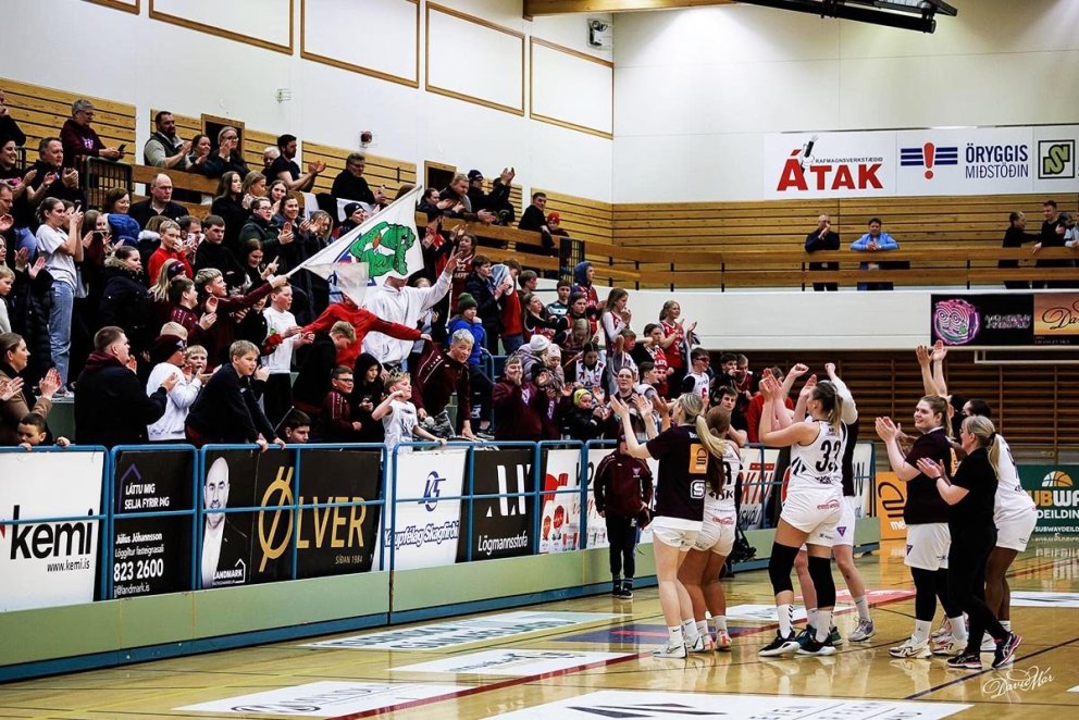 Stólastúlkur fagna í vor með stuðningsmönnum sínum. MYND: DAVÍÐ MÁR