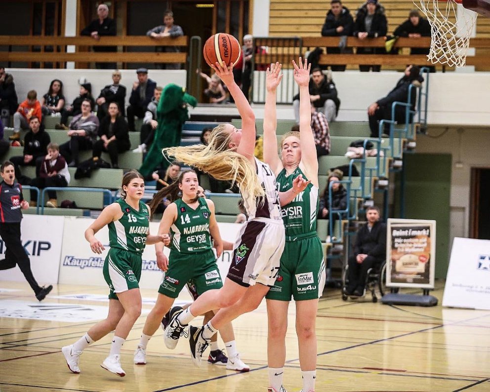 Marín Lind sækir að körfu Njarðvíkinga. Marín fann ekki fjölina á laugardag frekar en margir liðsfélaga hennar. MYND: HJALTI ÁRNA