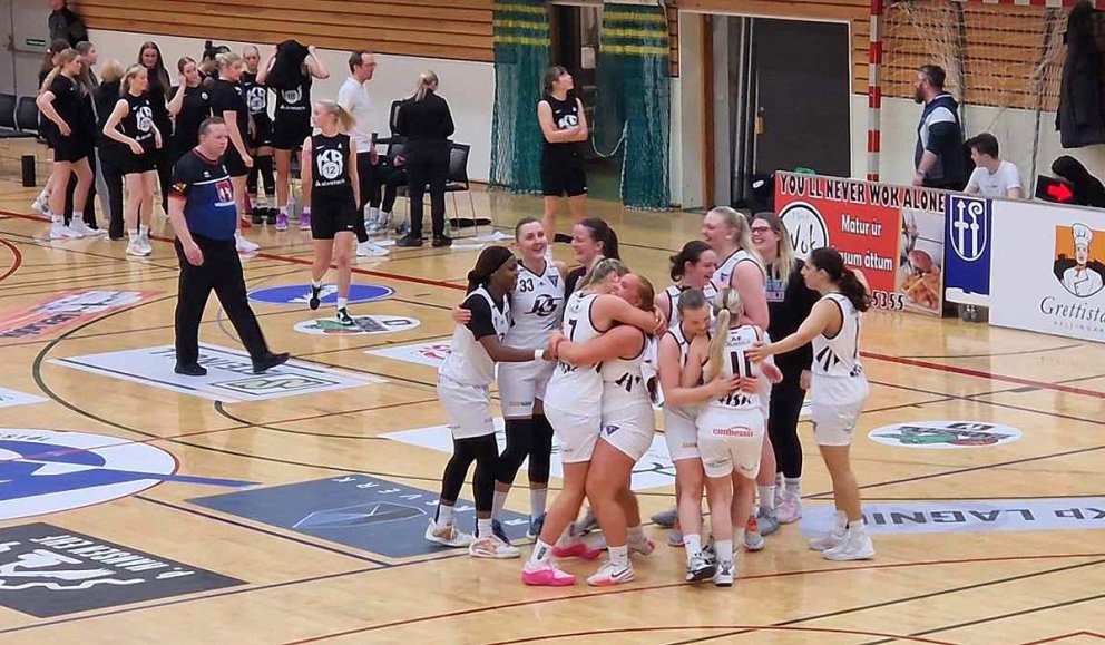 Stólastúlkur fagna sætum sigri í Síkinu. MYND: SIGGA G