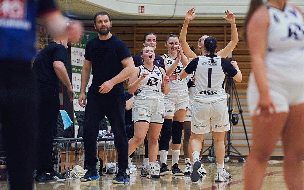 Stólastúlkur fagna í kvöld. MYND: SIGURÐUR INGI