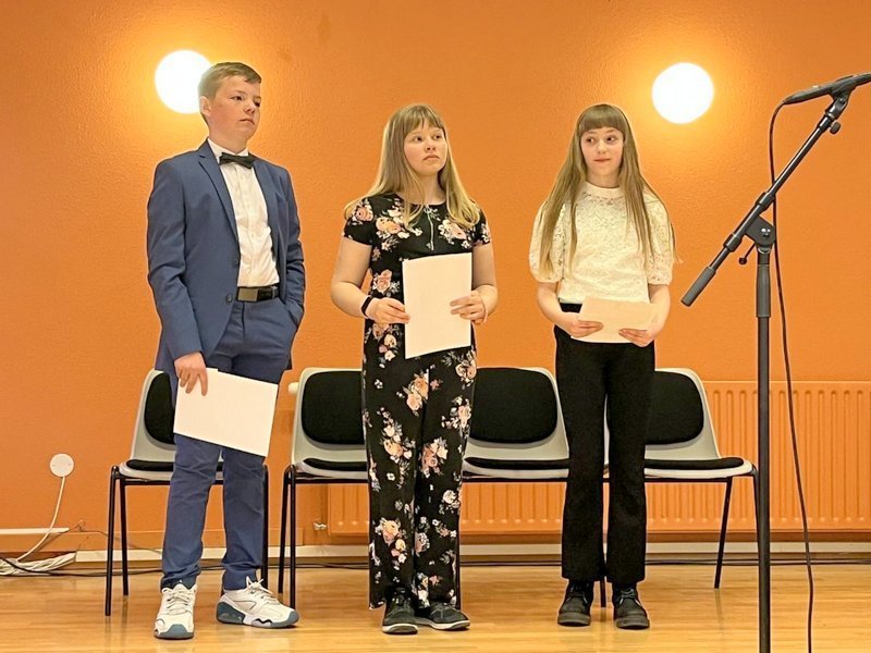 Vinningshafar stóru upplestrarkeppninnar í Skagafirði; Helgi Sigurjón Gíslason og Lára Sigurðardóttir úr Árskóla og Iðunn Kolka Gísladóttir úr Varmahlíðarskóla sem hlaut fyrstu verðlaun. Mynd: Árskóli.is
