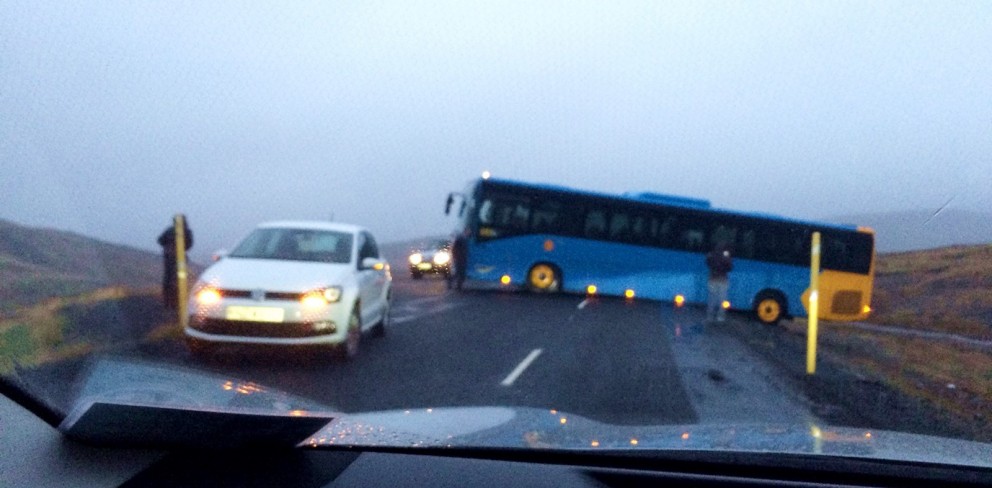 Strætó festist í vegakanti á Þverárfjallsvegi í gærkvöldi. Ljósm./Þuríður Harpa Sigurðardóttir.