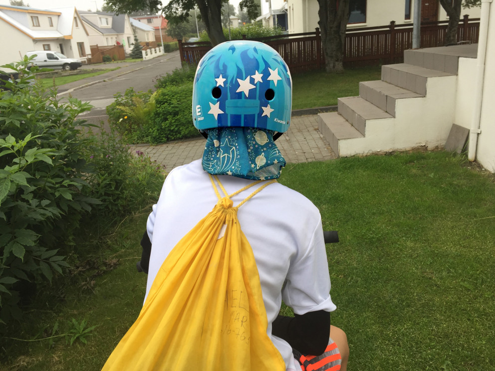 Drengur með sundpoka. Mynd/Vís