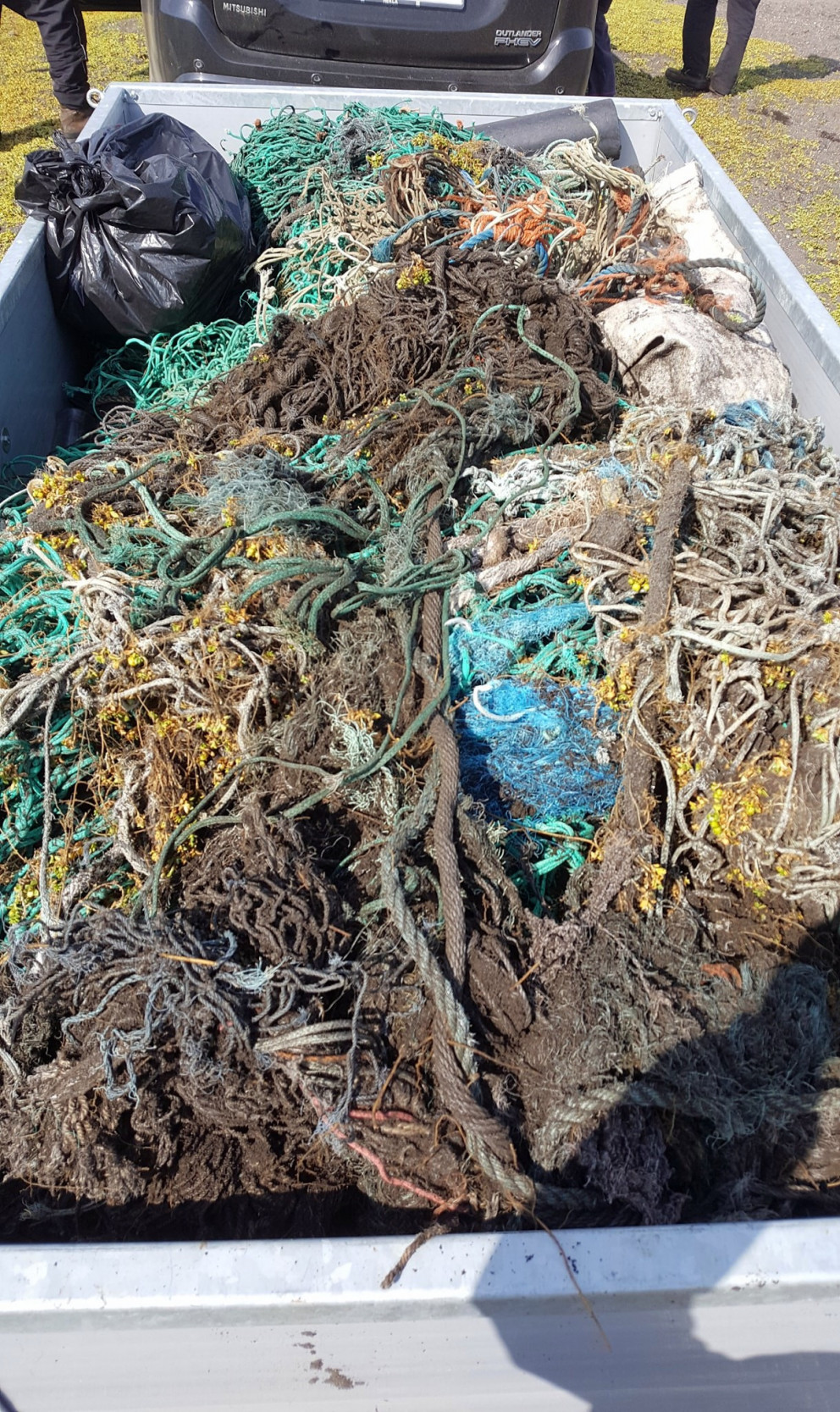 Heill gámur af plasti, fiskineti og ýmsu öðru var fylltur. Mynd: Elsa Rut Róbertsdóttir.