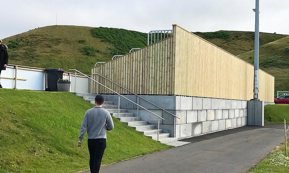 Stúkan lítur vel út. Þarna má líka sjá framkvæmdastjóra knattspyrnudeildar Tindastóls, Sæþór Má Hinriksson, léttan í spori á leið í sæti sitt í stúkunni. MYND: ÓAB