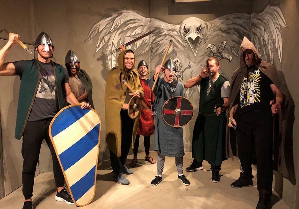 Meðfylgjandi mynd sýnir þjálfara og hluta leikmanna bregða á leik í sýningu 1238 á Sauðárkróki. MYND: 1238