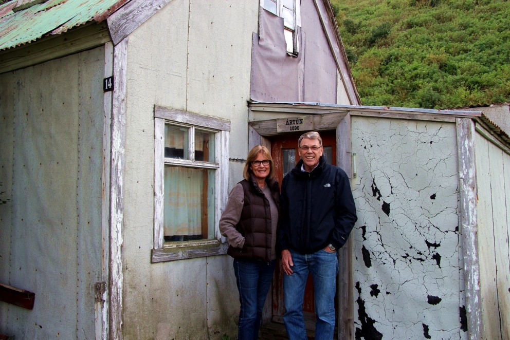Sigrún Benediktsdóttir og Gísli Einarsson. Gísli segist hafa heimsótt frænda sinn á hverju ári, með smá hléi á meðan þau hjónin bjuggu erlendis. Hann lýsir Birni sem víðlesnum og ákaflega fróðum manni. Þar sem Björn var barnlaus erfði Gísli húsið að Suðurgötu 14. „Nú fyndist okkur mjög gaman, fyrst að ég er hans nánasti ættingi og endaði með að erfa hann, að gera þetta hús þannig að það sé sómi af því hérna í götunni - gamalt fínt hús, fallegt og notalegt er að vera í.“ Ljósm./BÞ
