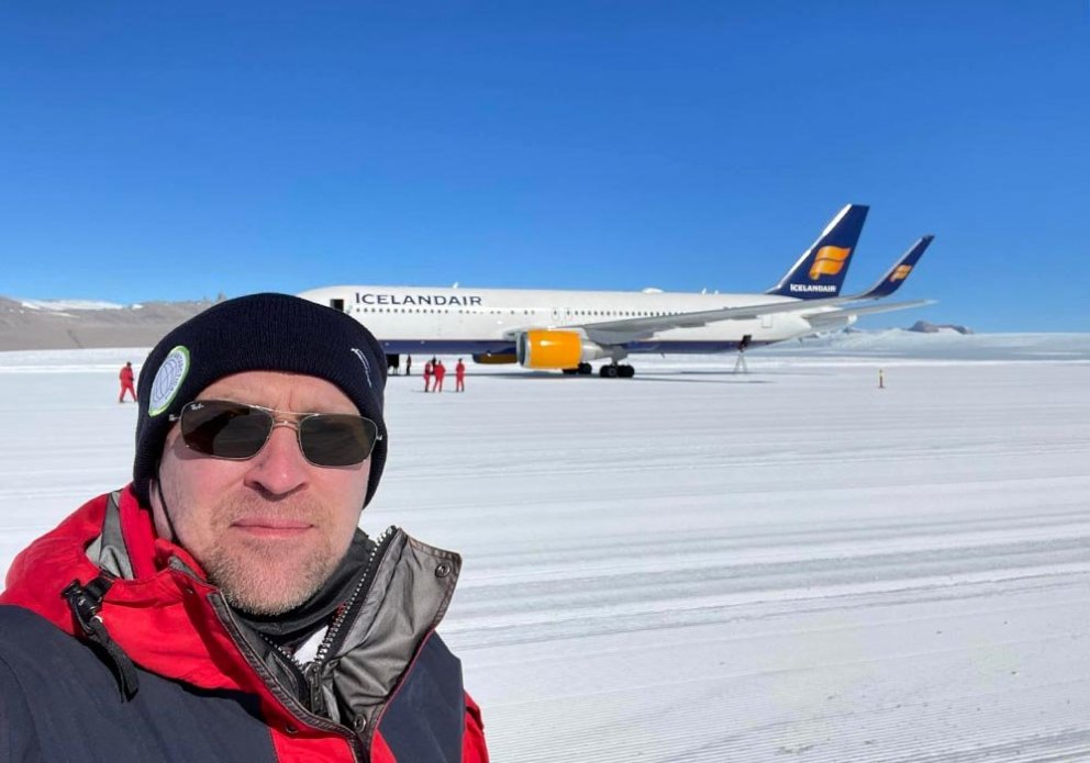Ingvar við Icelandair-þotuna á Suðurskautslandinu. MYNDIR: INGVAR ORMARS