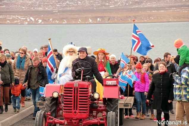 Vetur konungur og Sumardísin ásamt fríðu föruneyti á Hvammstanga. Mynd: Norðanátt.
