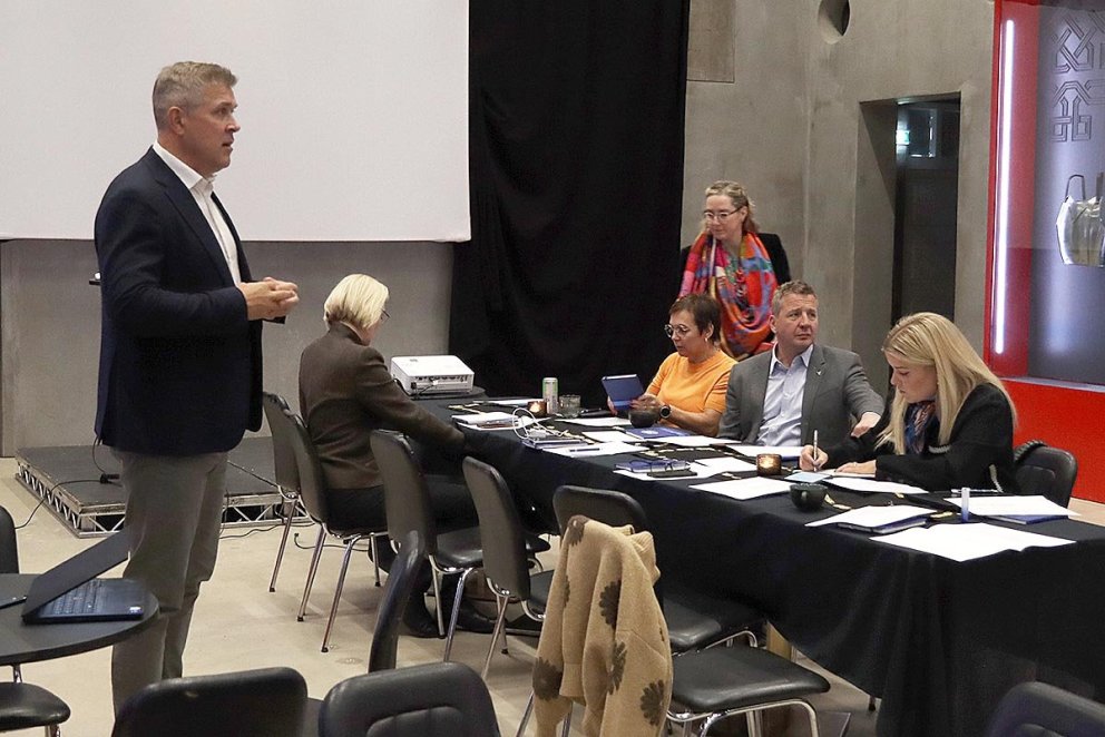 Nokkrir ráðherrar mættir við ríkisstjornarborðið í Háa sal Gránu. MYNDIR: ÓAB