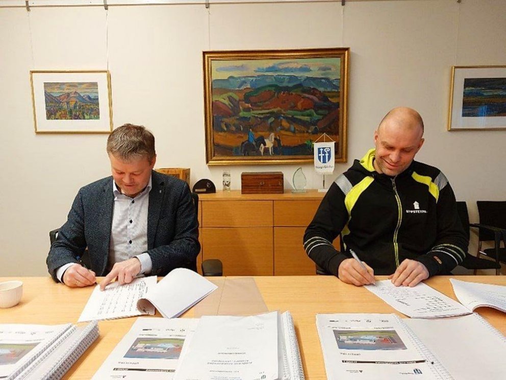 Sigfús Ingi Sigfússon sveitarstjóri og Trausti Valur Traustason hjá Uppsteypu ehf. við undirritun samnings. MYND AF SKAGAFJÖRÐUR.IS