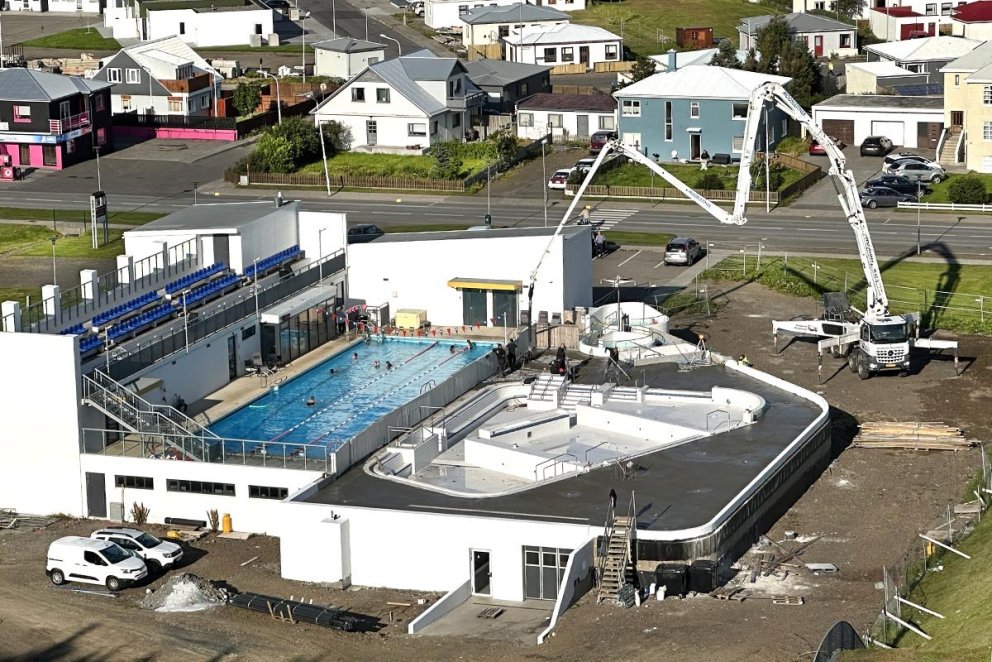 Frá framkvæmdum við sundlaugina, korter yfir fimm 27. ágúst sl.   MYND: ÓAB