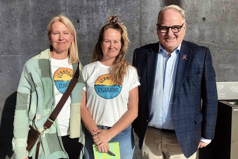 Mynd tekin á Umhverfisþingi 2025 í Hörpu. Harpa Barkardóttir og Rakel Hinriksdóttir fyrir miðju, báðar í stjórn SUNN, ásamt Ingólfi Ásgeiri Jóhannessyni, fyrrverandi formanni SUNN. MYNDIR AÐSENDAR