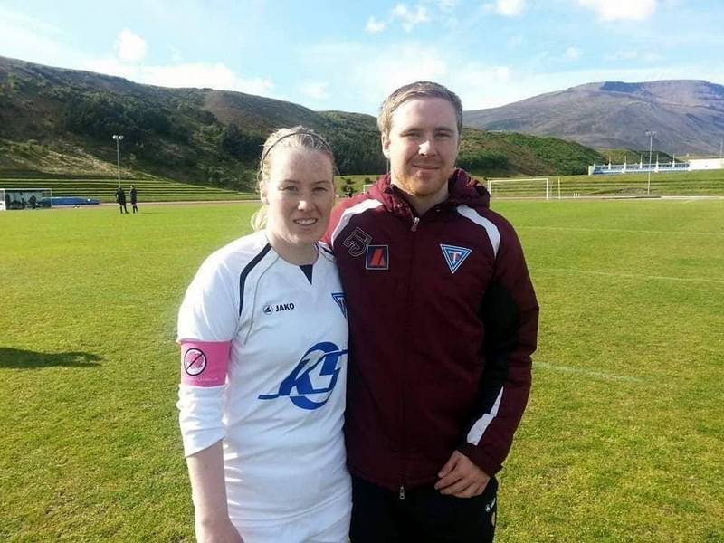 Sunna Björk ásamt Arnari Skúla, litla bróður á Sauðárkróksvelli.