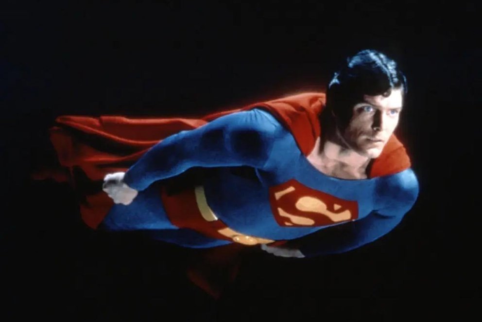 Superman hefur nokkrum sinnum bjargað heiminum í Bifröst. Þar hafa fleiri hetjur látið til sín taka í hátt í heila öld. MYND AF NETINU