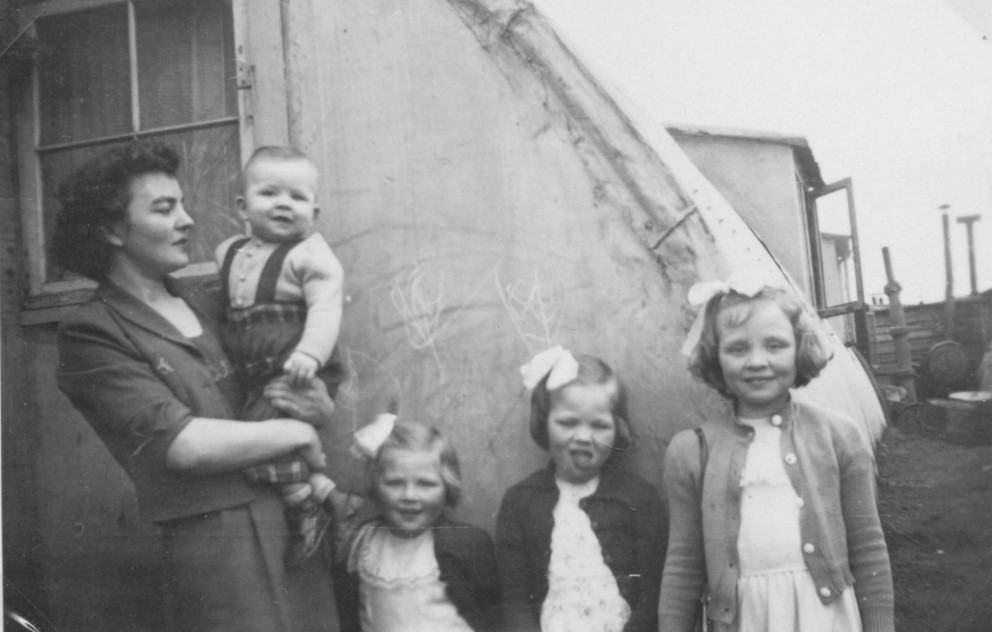 Súsanna Margrét með fjögur elstu börnin við heimili þeirra í Camp Knox-braggahverfinu. Súsanna Margrét Gestsdóttir flytur fyrirlestur um ömmu sína á fyrirlestrardegi á Skagaströnd á laugardaginn.