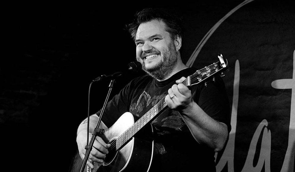 Svavar Knútur syngjandi glaður. AÐSEND MYND