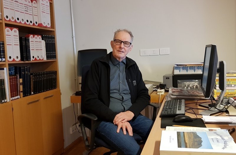 Sveinn Sigfússon við skrifborðið sitt en hann hafði veg og vanda að skrásetningu Feykismyndanna síðustu misseri. Mynd: PF.