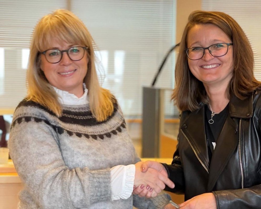 Ragnheiður Jóna afhendir Unni Valbörgu lyklavöldin. MYND: HÚNAÞING.IS