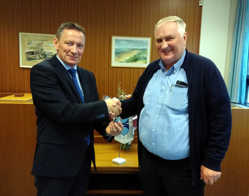 Valdimar O. Hermannsson tekur við lyklavöldum af Valgarði Hilmarssyni. Mynd: Blonduos.is