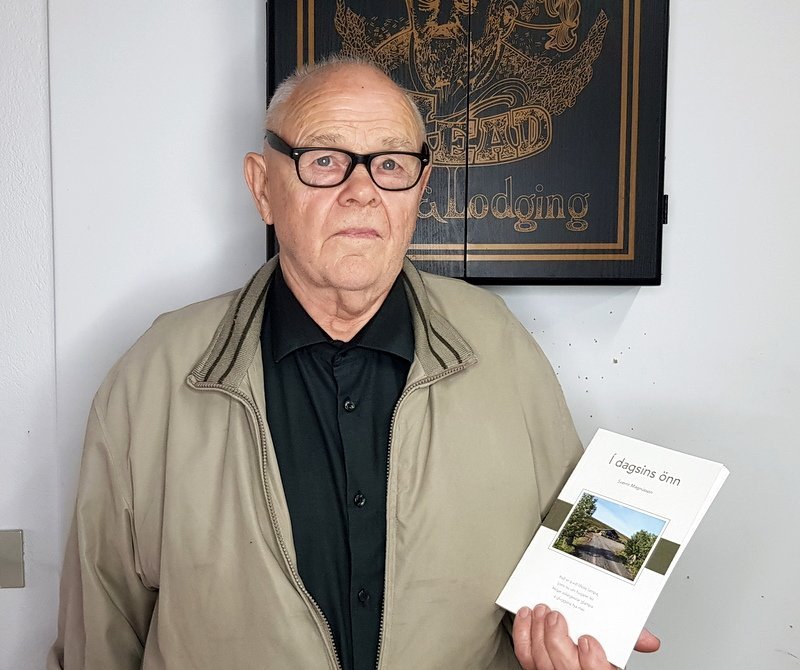 Sverrir Magnússon með nýútkomna bók sína Í dagsins önn. Mynd: PF.