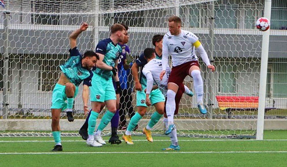 Fyrirliðinn Sverrir Hrafn gerir sig gildandi í teignum í leik í fyrrasumar. MYND: ÓAB