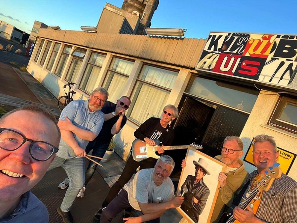 Hljómsveitin Sverrisson Hotel að lokinn æfingu í gærkvöldi. Frá vinstri: Hermann, Einar Sigurmundsson, Ingvar Sverrisson, Ársæll Másson, Frímann Ari Ferdinandsson, Ólafur Haukur Matthíasson og Hrafnkell Proppé. Ólafur Haukur var, að sögn Hemma, gestur á æfingu í gær og í gæðaeftirliti en hann er í forsvari fyrir Dylanmafíuna. „Bjó ungur maður í Flatatungu og hefur sterkar taugar til Skagafjarðar,“ bætir Hemmi við. MYND AÐSEND