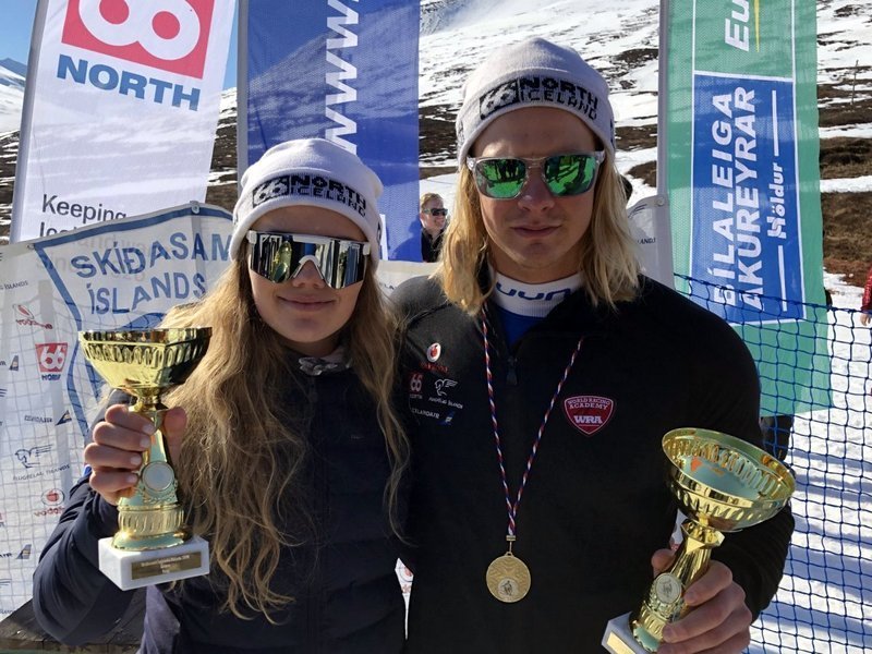 María og Sturla fögnuðu Íslandsmeistaratitlinum í svigi í Böggvisstaðafjalli í gær. Mynd: ski.is.