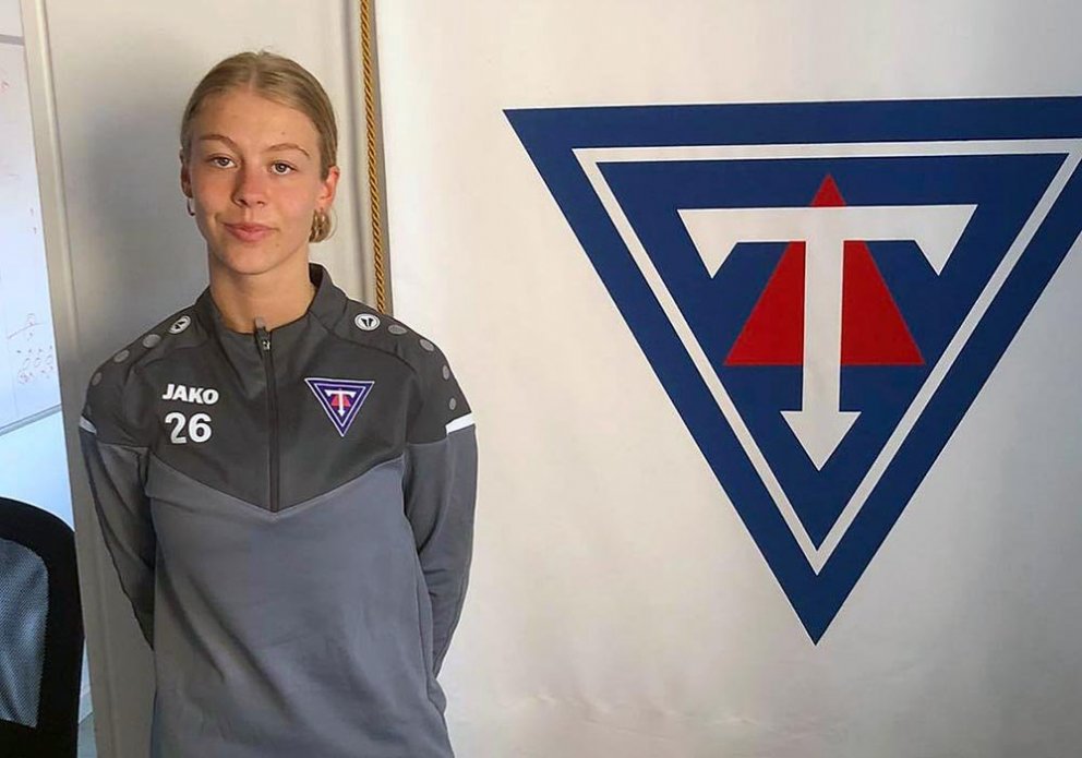 Sylvía eftir að hafa skrifað undir lánssamning við knattspyrnudeild Tindastóls. MYND: TINDASTÓLL