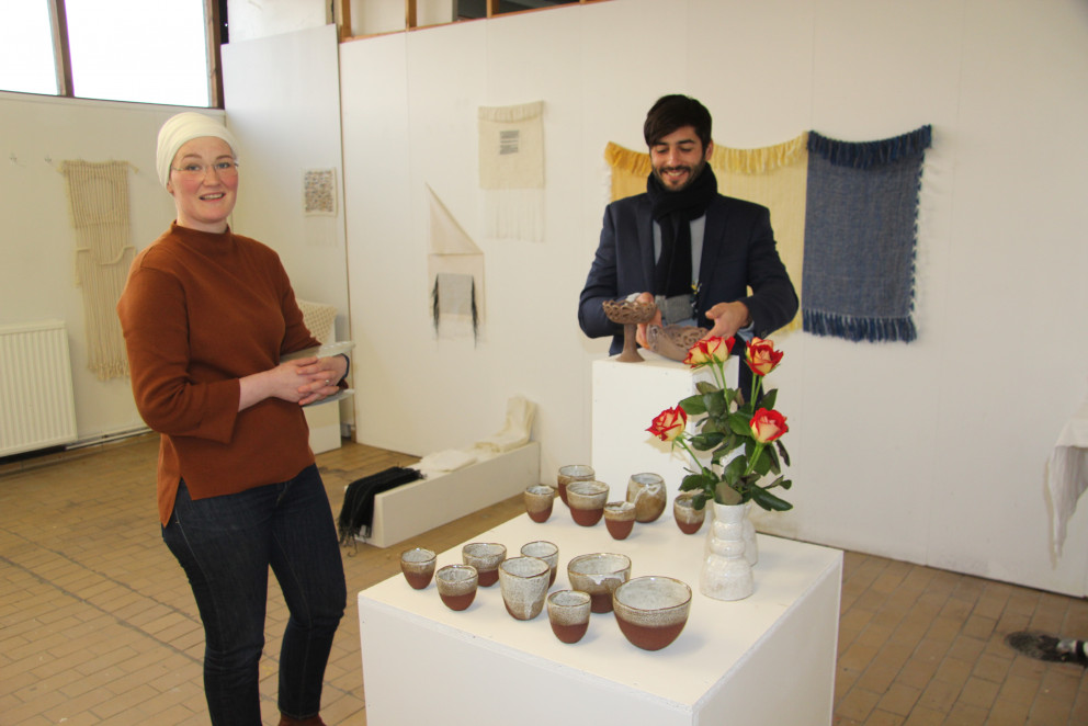 Guðný Ragnarsdóttir, ásamt frönskum listamanni, við uppsetningu á sýningu í bílskúrsgallerý á Blönduósi í október sl. Mynd: KSE