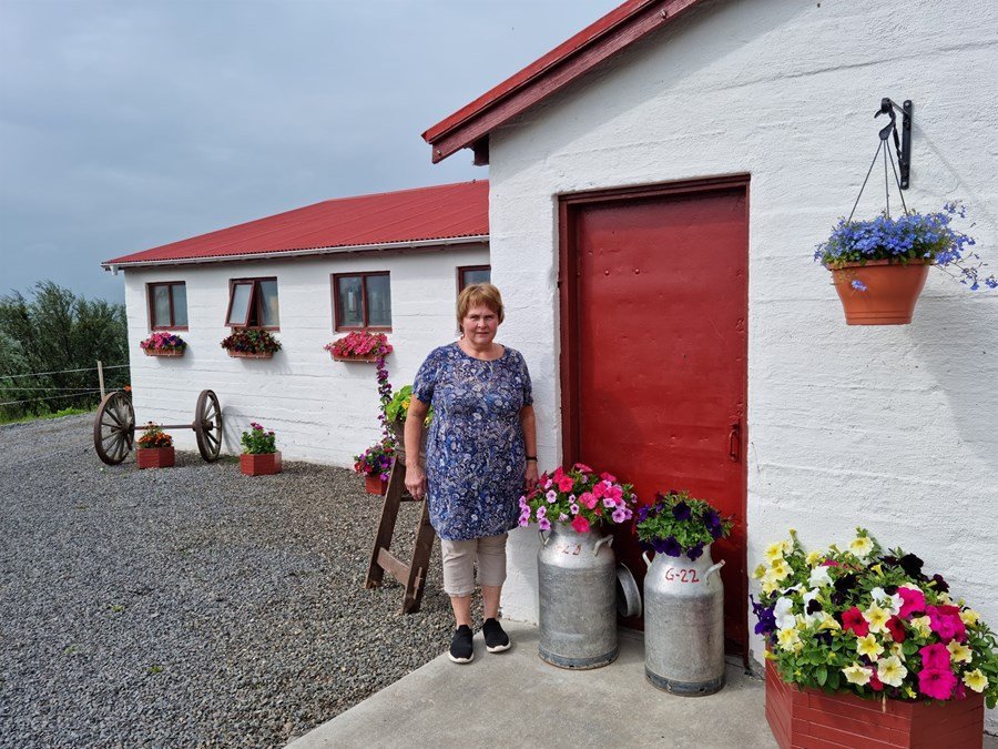 Sigrún Hrönn við fjósið sem hefur vakið athygli. Mynd: Aðsend.