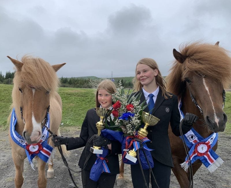 Sigurglaðar systur. Mynd: Eiðfaxi.