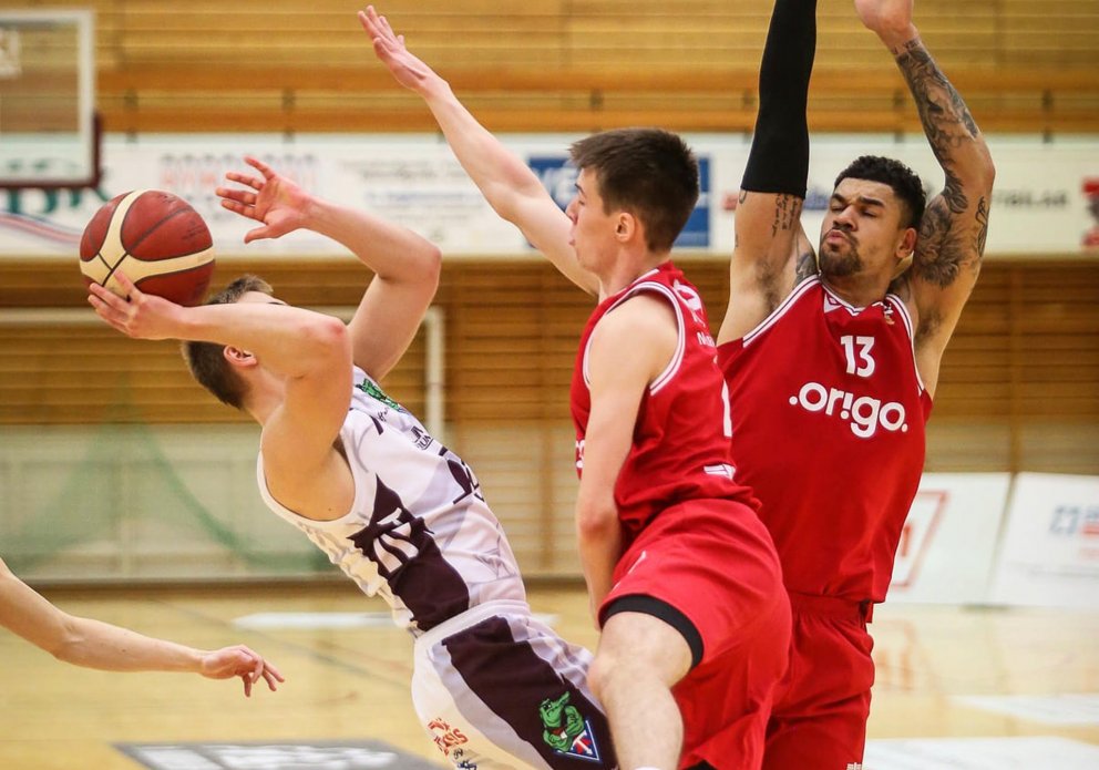 Pétur í brasi gegn vörn Vals. MYND: HJALTI ÁRNA