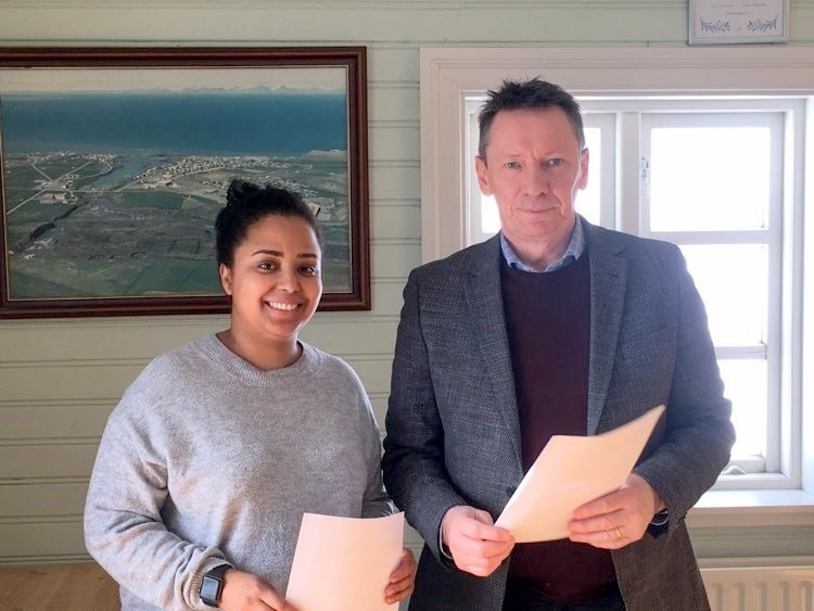 Liya og Valdimar við undirritun samningsins. Mynd: Blönduós.is