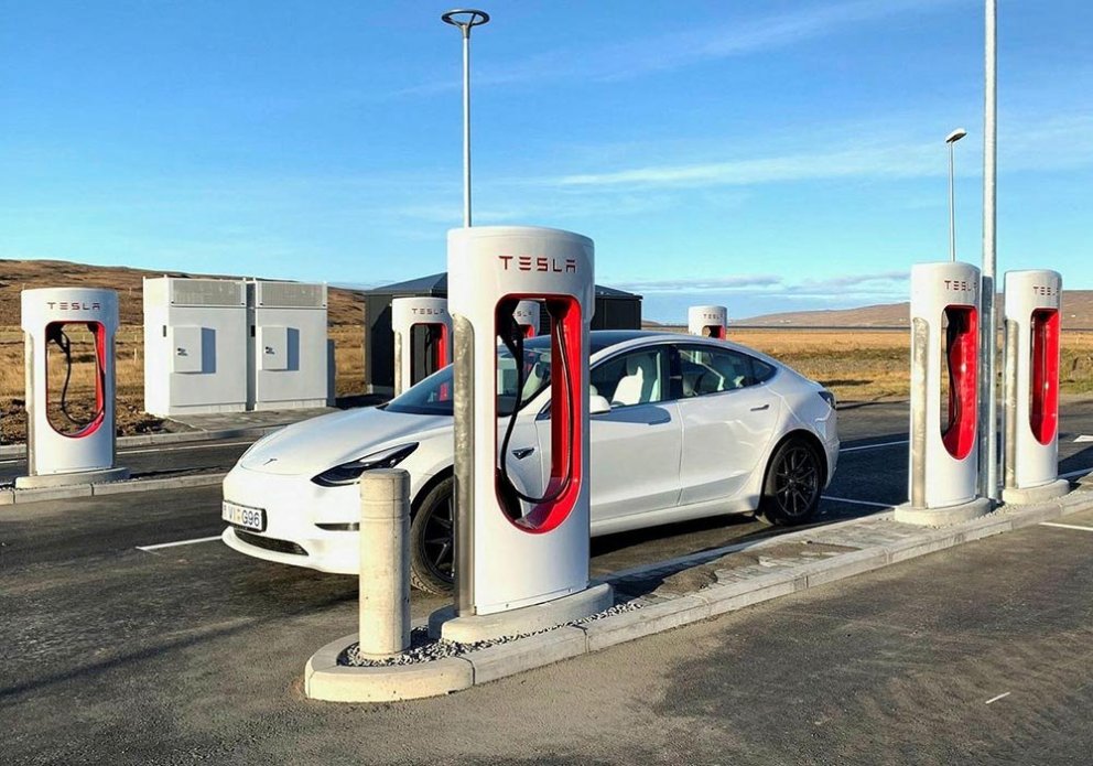 Teslubíll við nýja ofurhleðslustöð við Staðarskála í Hrútafirði. MYND AF MBL.IS