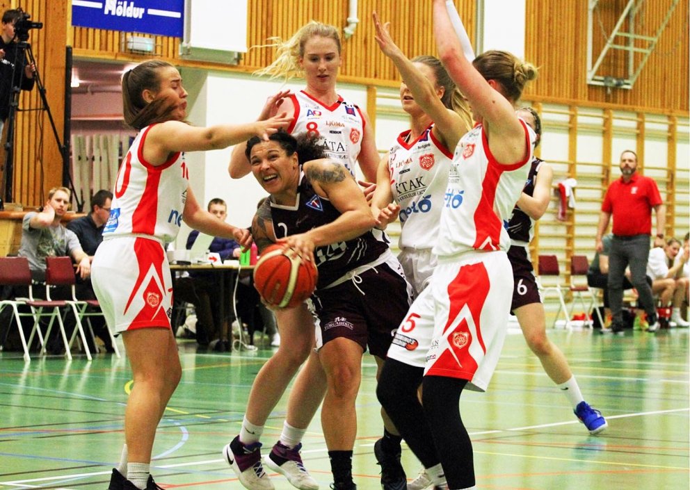 Tess stendur í ströngu. MYND: PALLI JÓH / KARFAN.IS