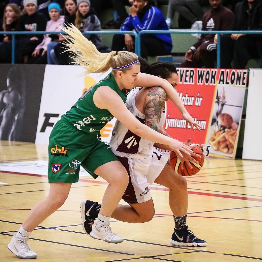 Tess í baráttunni. Hún gerði sér lítið fyrir og skoraði 48 stig í leiknum. MYND: HJALTI ÁRNA