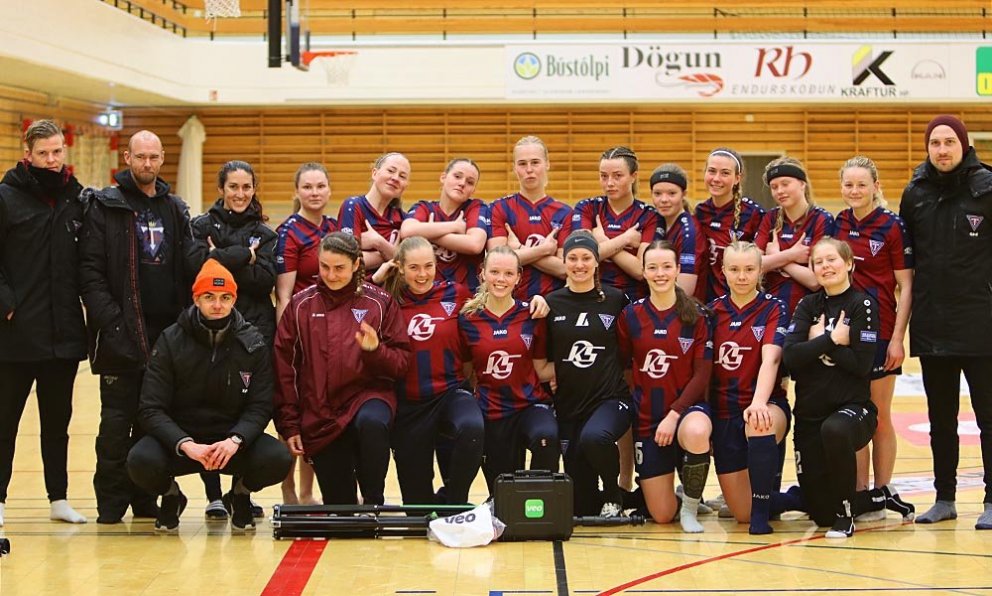 Jói Þórðar ásamt kvennaliði Tindastóls, þjálfurum þeirra og Konna, aðstoðarþjálfara karlaliðsins, að auki. Læk á það! MYND: ÓAB