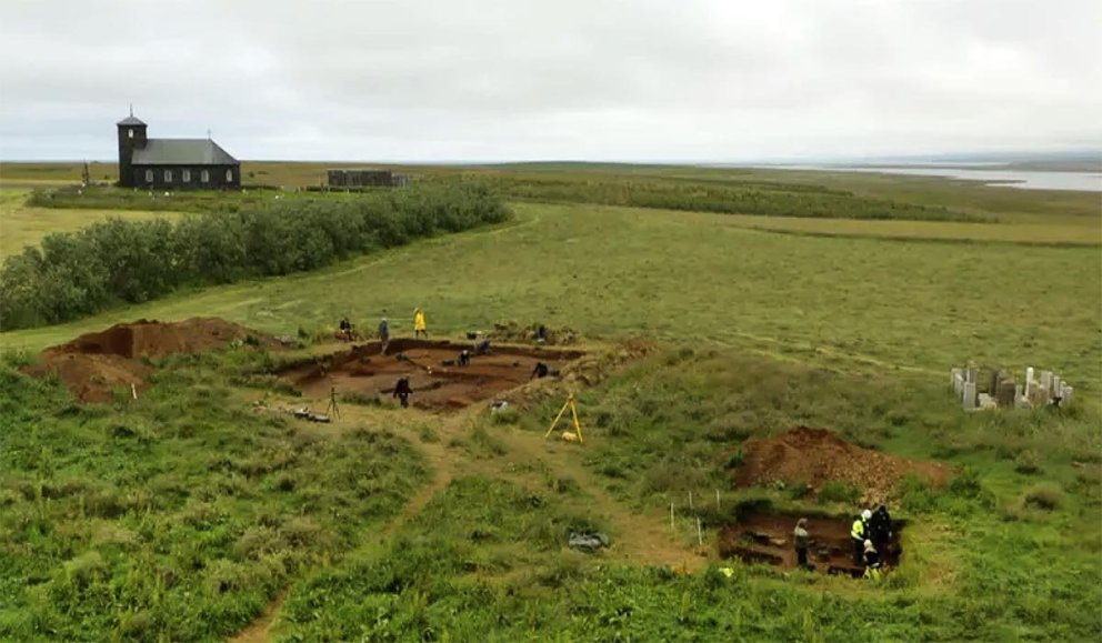 Hér sést yfir rannsóknasvæðið. Grafið í klausturrústunum og kirkjugarðinum. Þingeyrakirkja í baksýn. MYND AF RÚV.IS / Andrea María Sveinsdóttir