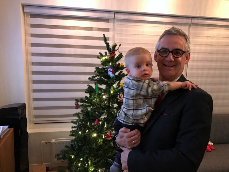 Guðjón ásamt yngsta afastráknum sínum, Leví Hrafni Hallssyni, um jólin.