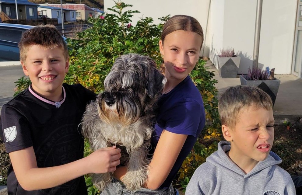 Ingimar Hrafn, Árelía Margrét og Hafþór Nói með Þoku. MYND AÐSEND