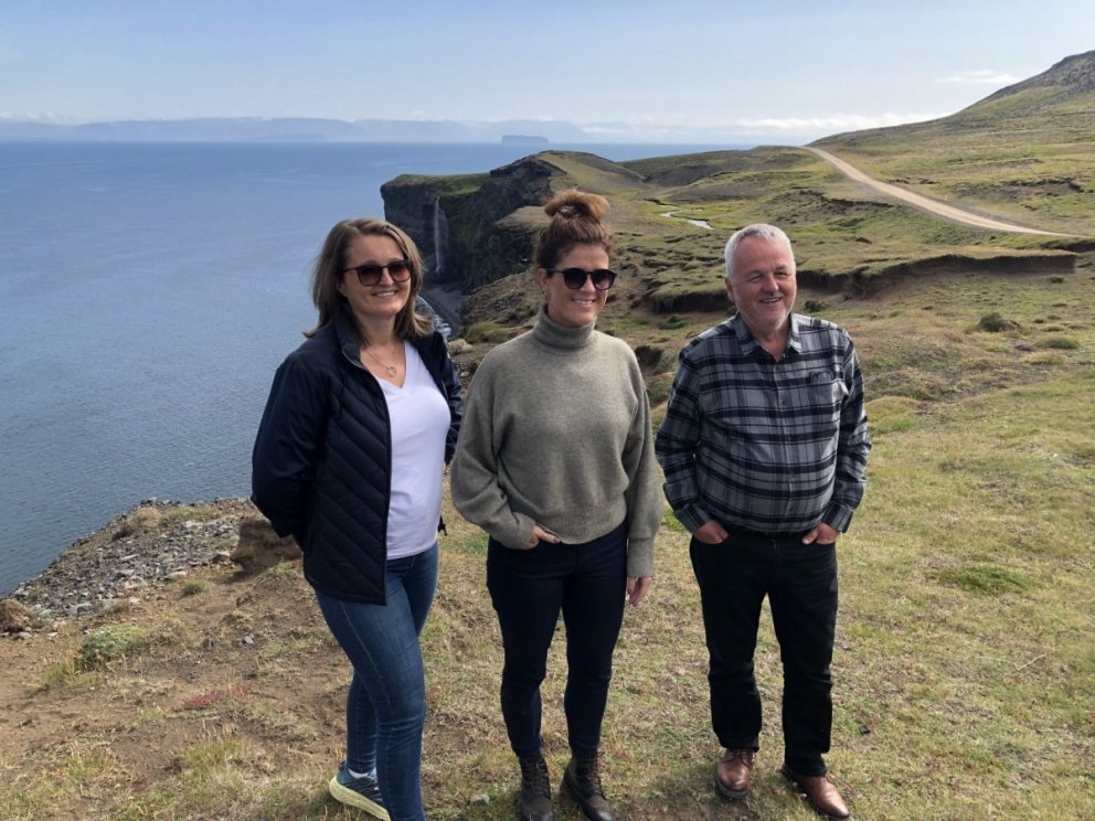 Við Ketubjarg: f.v. Unnur Valborg Hilmarsdóttir framkvædastjóri SSNV, Þórdís Kolbrún Reykfjörð Gylfadóttir ráðherra ferðamála og Skarphéðinn Berg Steinarsson ferðamálastjóri. Mynd: SSNV.