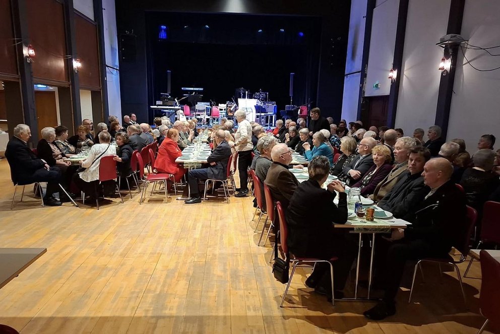 Prúðbúnir gestir á blótinu bíða eftir að matur verði fram borinn. MYNDIR: GUÐMUNDUR HAUKUR