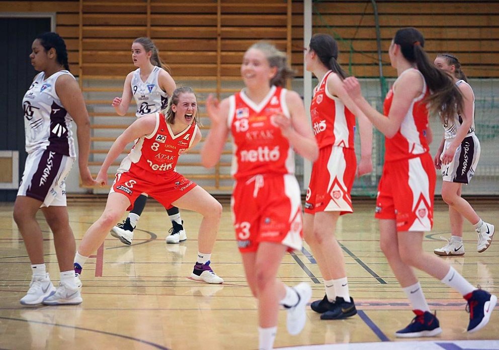 Þórsarar fagna sigri í Síkinu. MYND: HJALTI ÁRNA