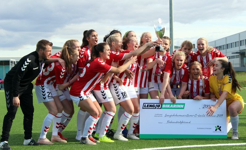 Þróttarar fagna Lengjubikarnum innilega. Mynd: PF.