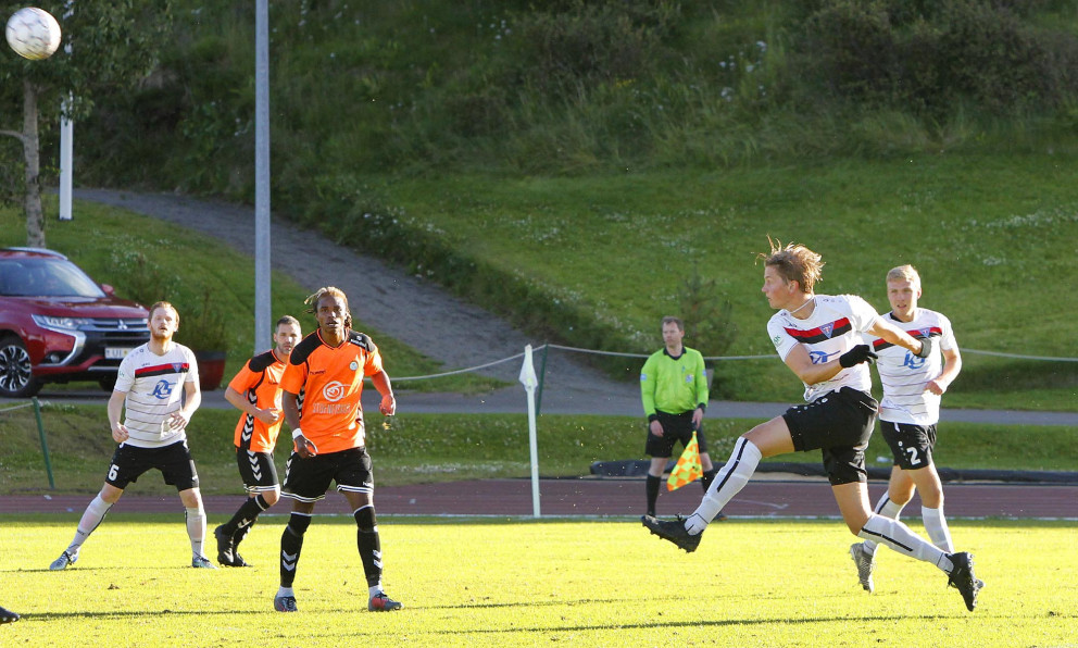 Arnar Ólafs með þrumuskot í fyrri hálfleik en langt yfir markið.  MYND: ÓAB