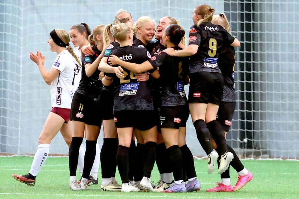 Leikmenn Þórs/KA fagnar marki. Elísa Bríet reynir að hvetja Stólastúlkur í gang. MYND: AKUREYRI.NET