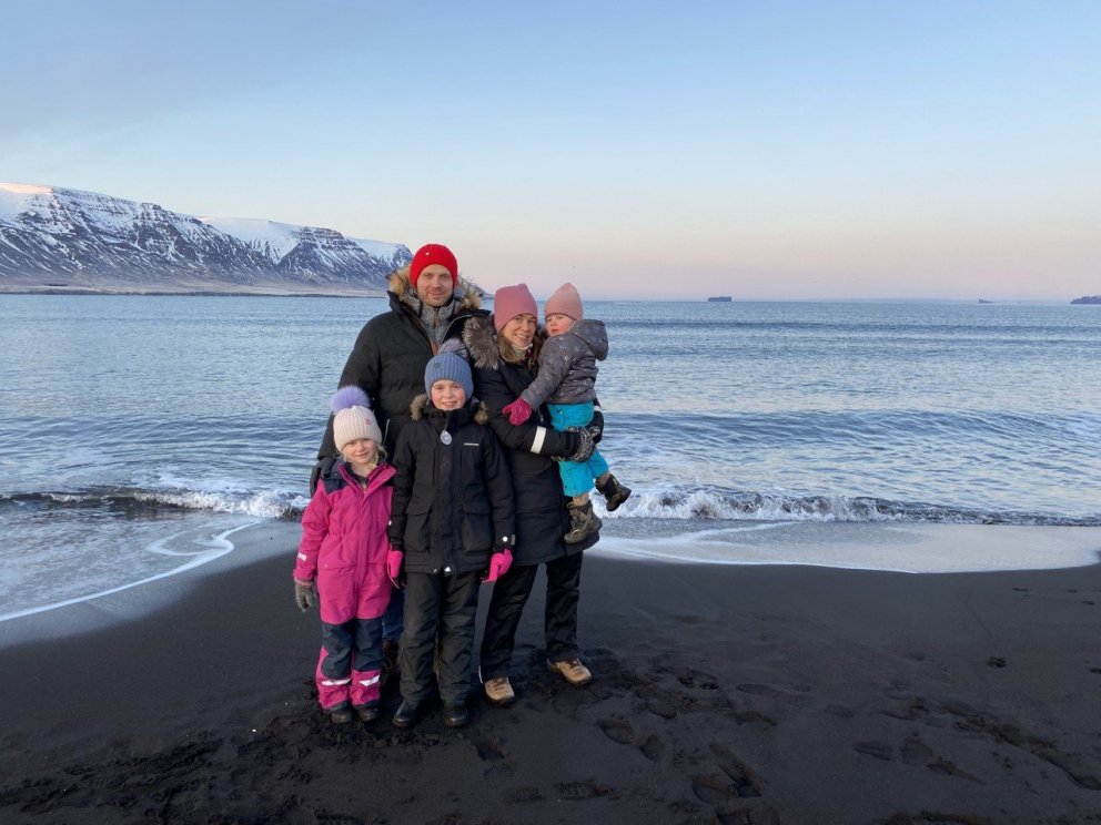 Sandra og Árni Pétur Gunnsteinsson ásamt dætrunum þremur. MYND AÐSEND