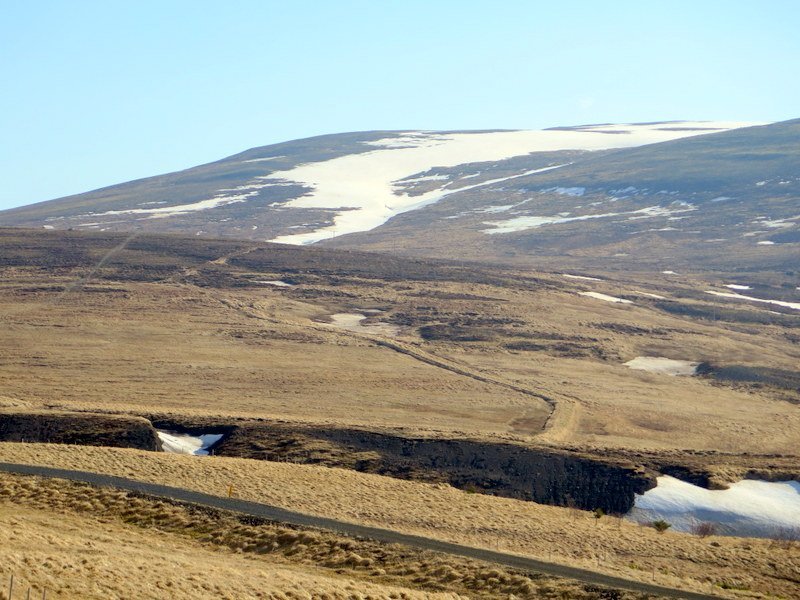 Mynd í lok apríl 2023 Hvammshlíðarfjall nær Þverárfjall
